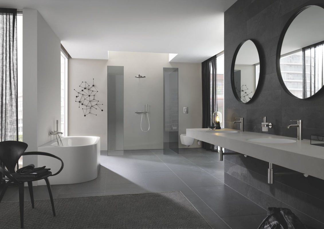 Nærbilde av børstet stål overflate på Grohe Essence New badekarbatteri