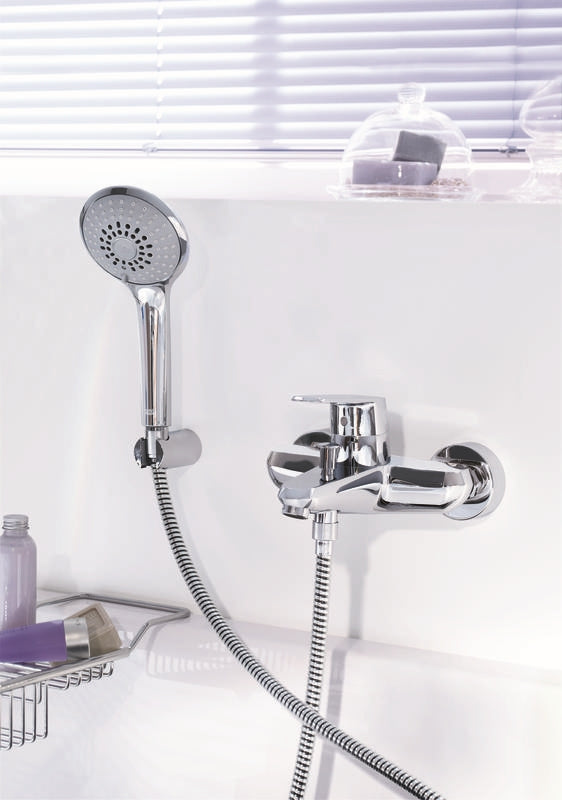 Nærbilde av grep på Badekarbatteri med dusjsett i krom Grohe Eurodisc Cosmopolitan