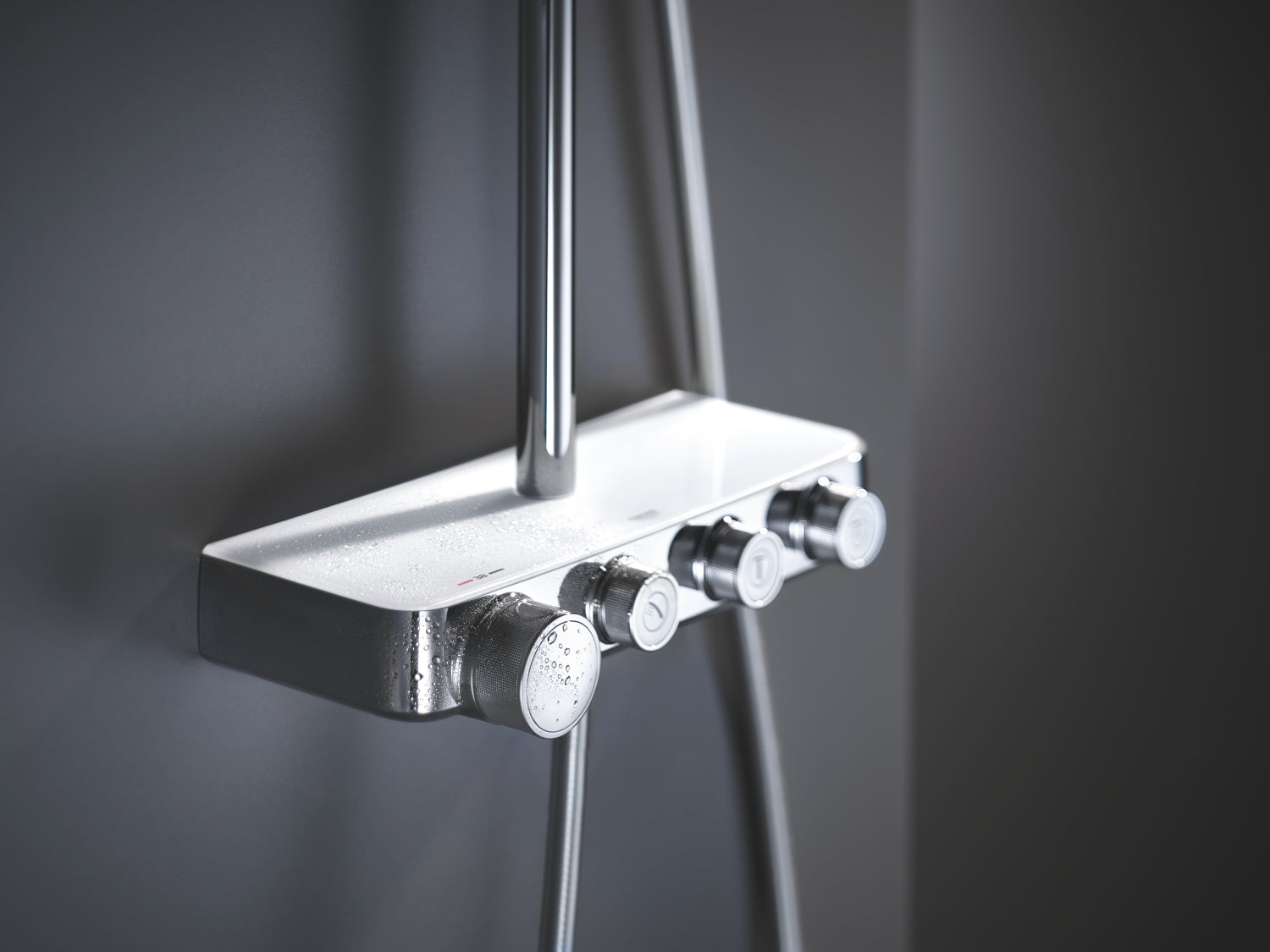 Nærbilde av hånddusj på dusjsystem med termostat moon white Grohe Euphoria SmartControl