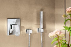 Innbyggingsbatteri toveis krom Grohe Eurocube nærbilde av grep