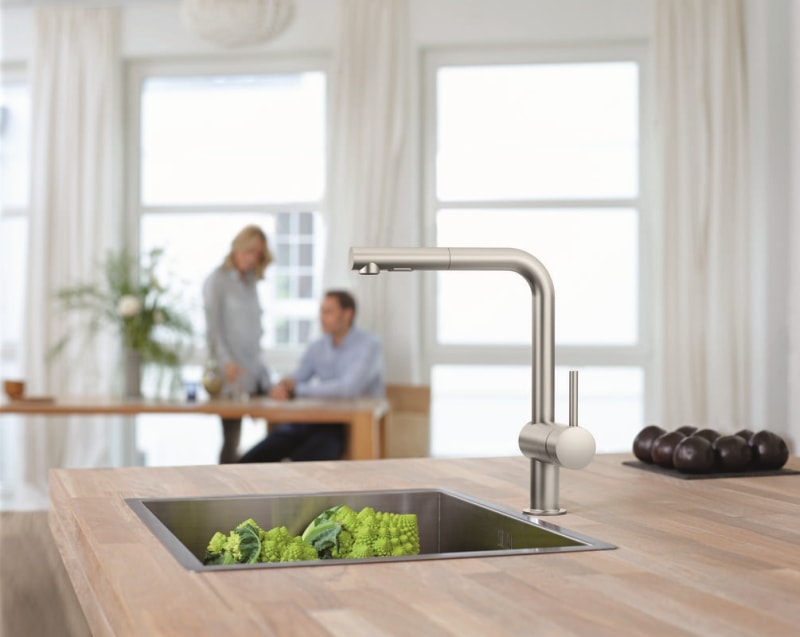 Detalj av tut på kjøkkenbatteri brushed hard graphite Grohe Minta