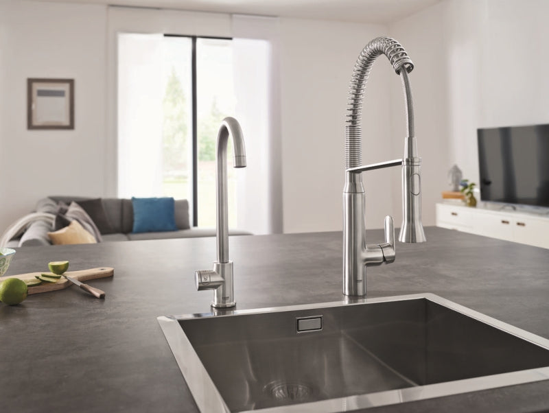 Nærbilde av håndtak på kjøkkenbatteri ettgreps SuperSteel Grohe K7