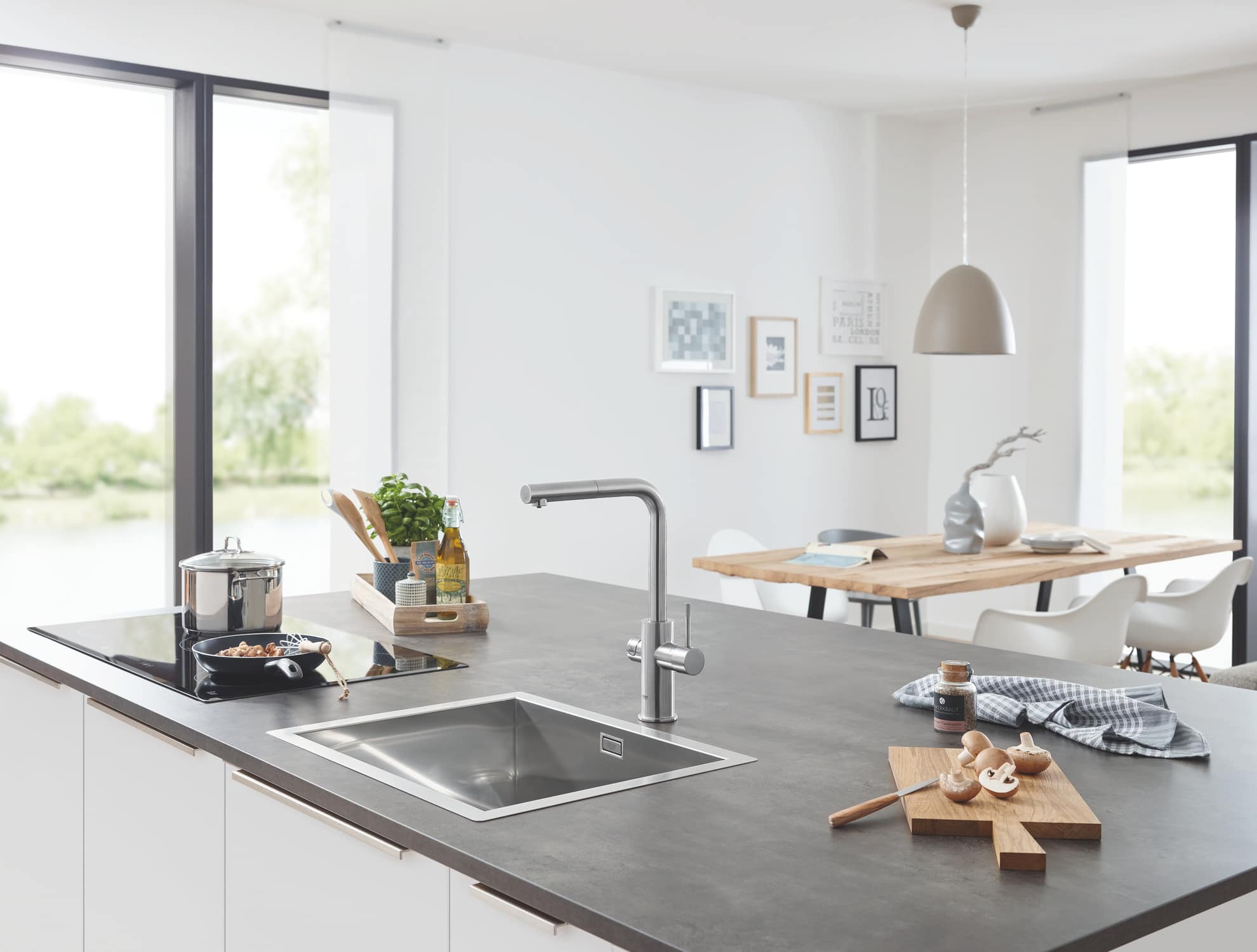 Nærbilde av håndtak på kjøkkenbatteri med filtrert vann matt svart Grohe Blue Home
