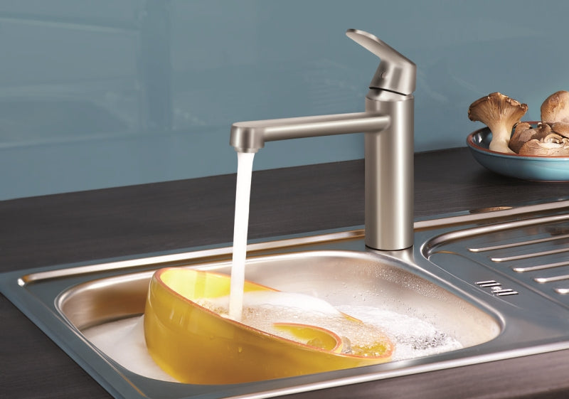 Nærbilde av håndtak på kjøkkenbatteri Grohe Eurosmart Cosmopolitan