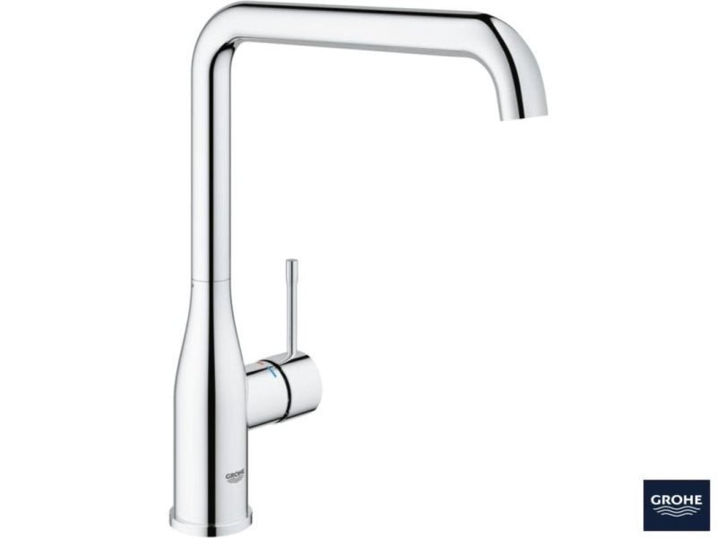 Montert kjøkkenbatteri krom høy tut Grohe Essence på kjøkkenvask