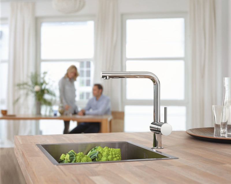 Detalj av tuten på Kjøkkenbatteri krom høy tut Grohe Minta