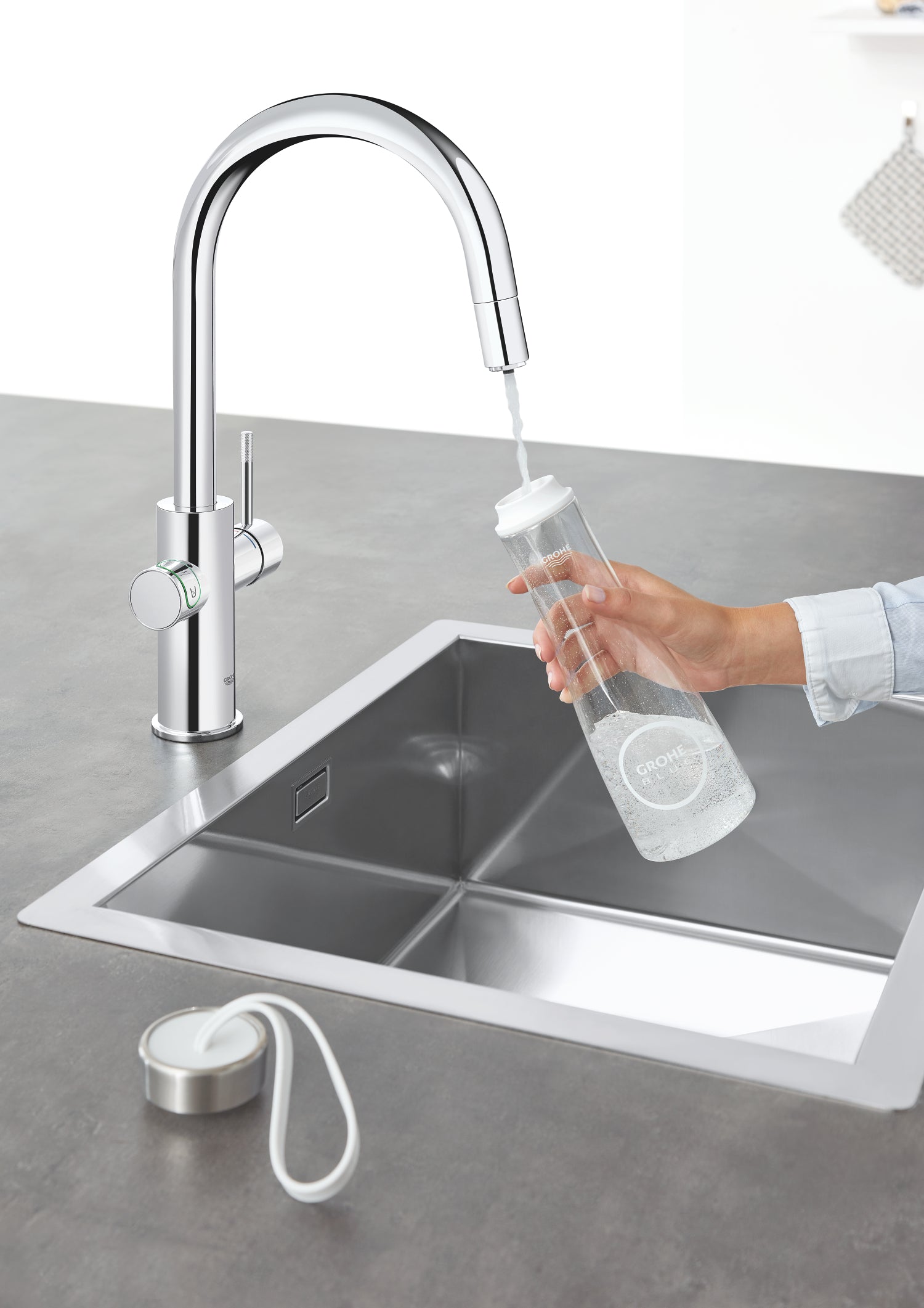 Nærbilde av håndtak på kjøkkenbatteri med filter krom Grohe Blue Home