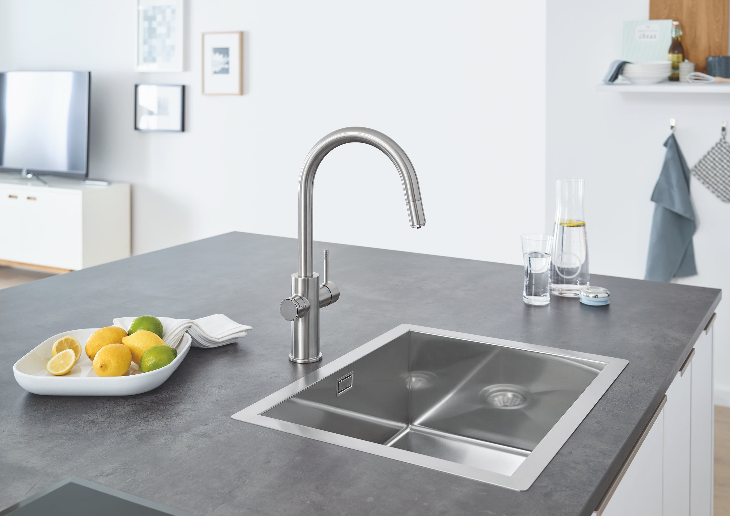 Montert Kjøkkenbatteri rustfritt stål C-tut Grohe Blue Home i kjøkken