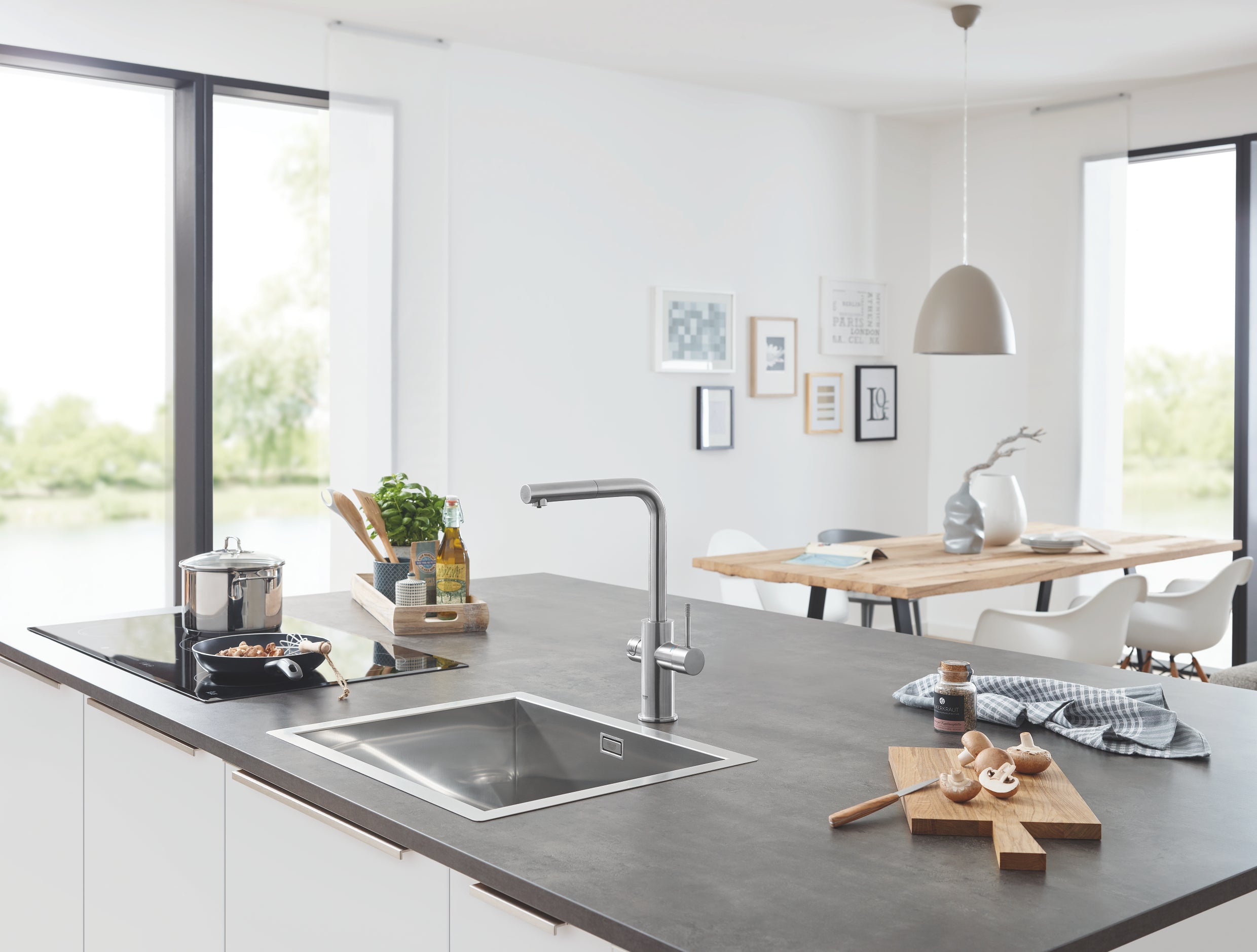 Kjøkkenbatteri rustfritt stål L-tut Grohe Blue Home detalj av tut