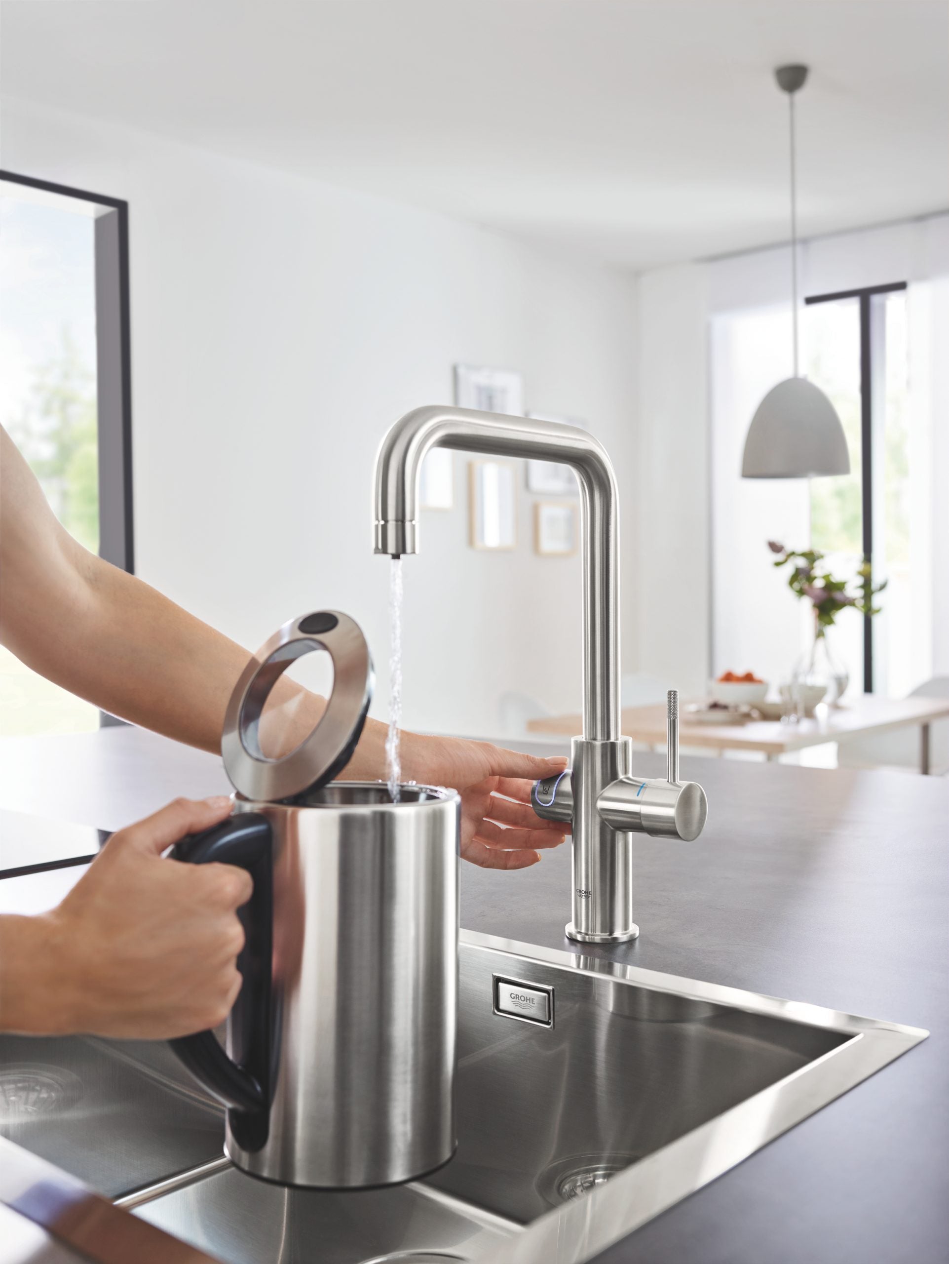Detalj av Kjøkkenbatteri U-tut børstet stål Grohe Blue Home