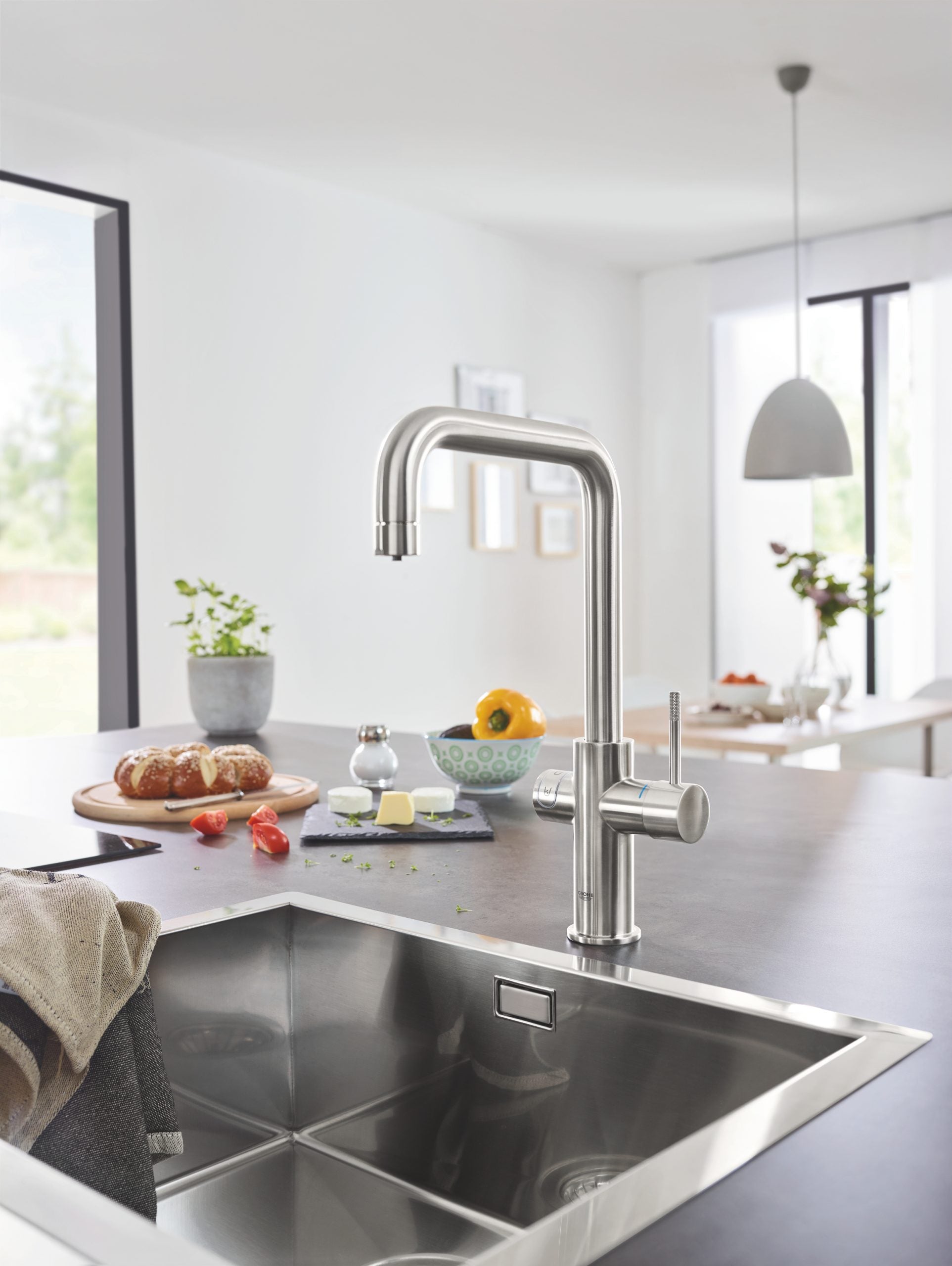 Montert Kjøkkenbatteri U-tut børstet stål Grohe Blue Home på kjøkken