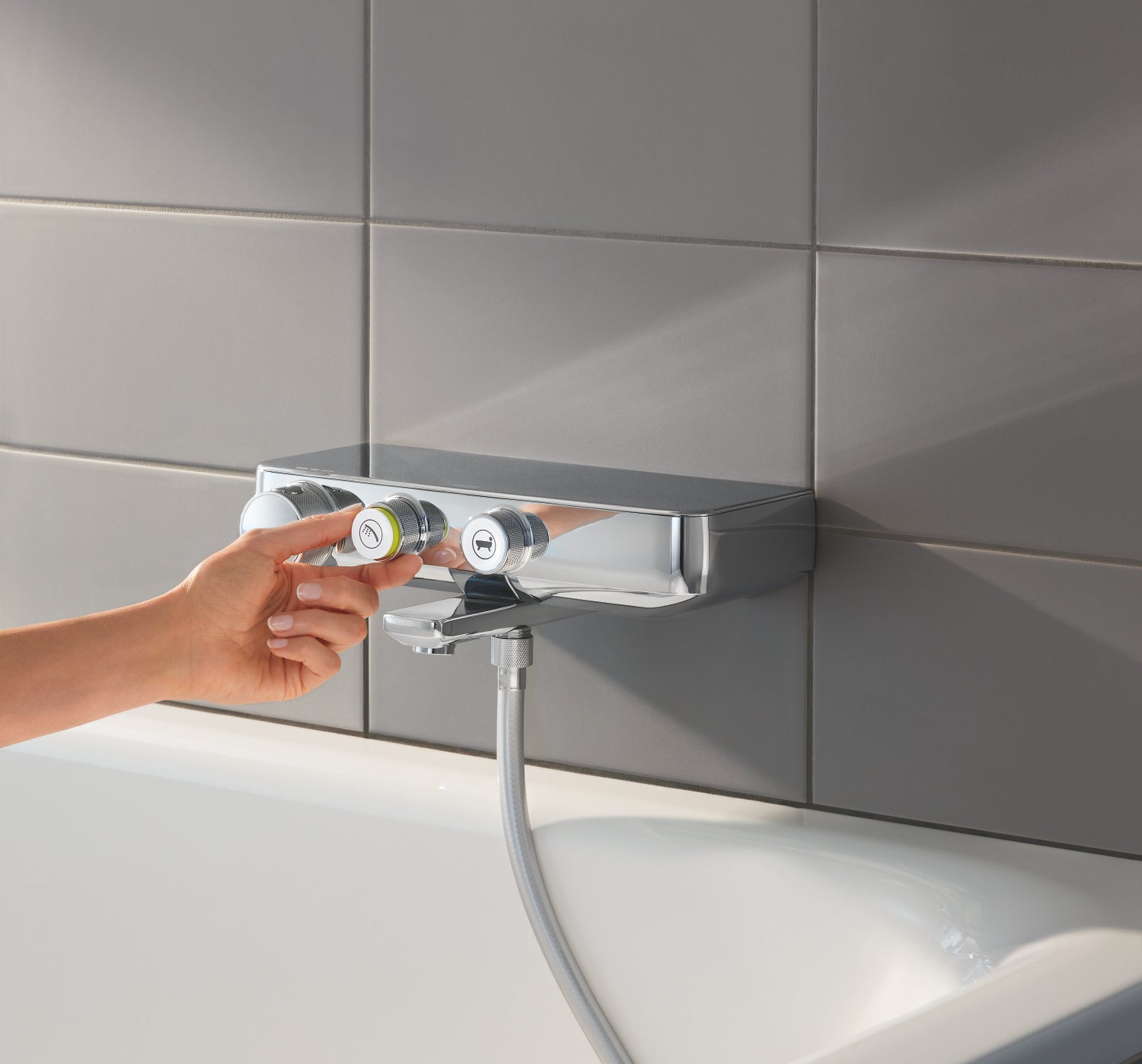 Detalj av termostat badekarbatteri krom Grohe Grohtherm SmartControl