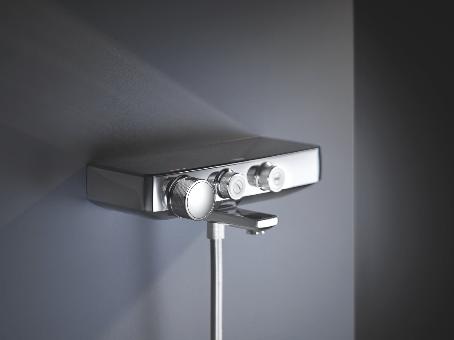 Nærbilde av termostat badekarbatteri krom Grohe Grohtherm SmartControl montert