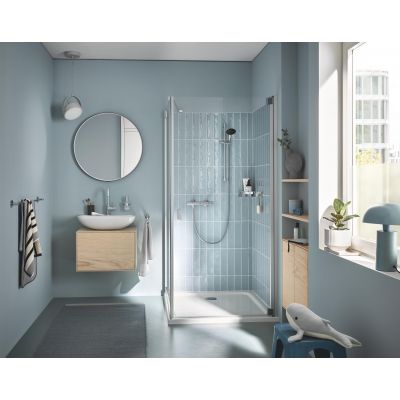 Detaljbilde av krom overflate på dusjbatteri med termostat Grohe Precision Start