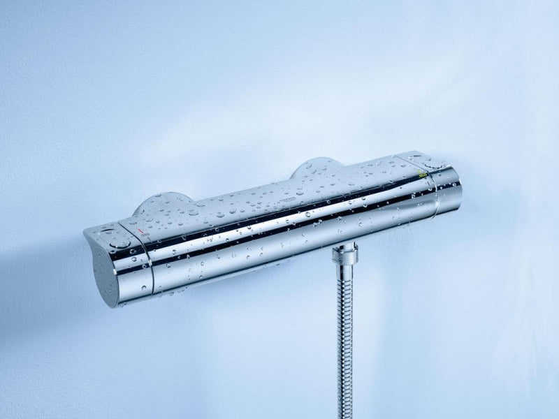 Nærbilde av metallhåndtak på dusjbatteri termostat krom Grohe Grohtherm