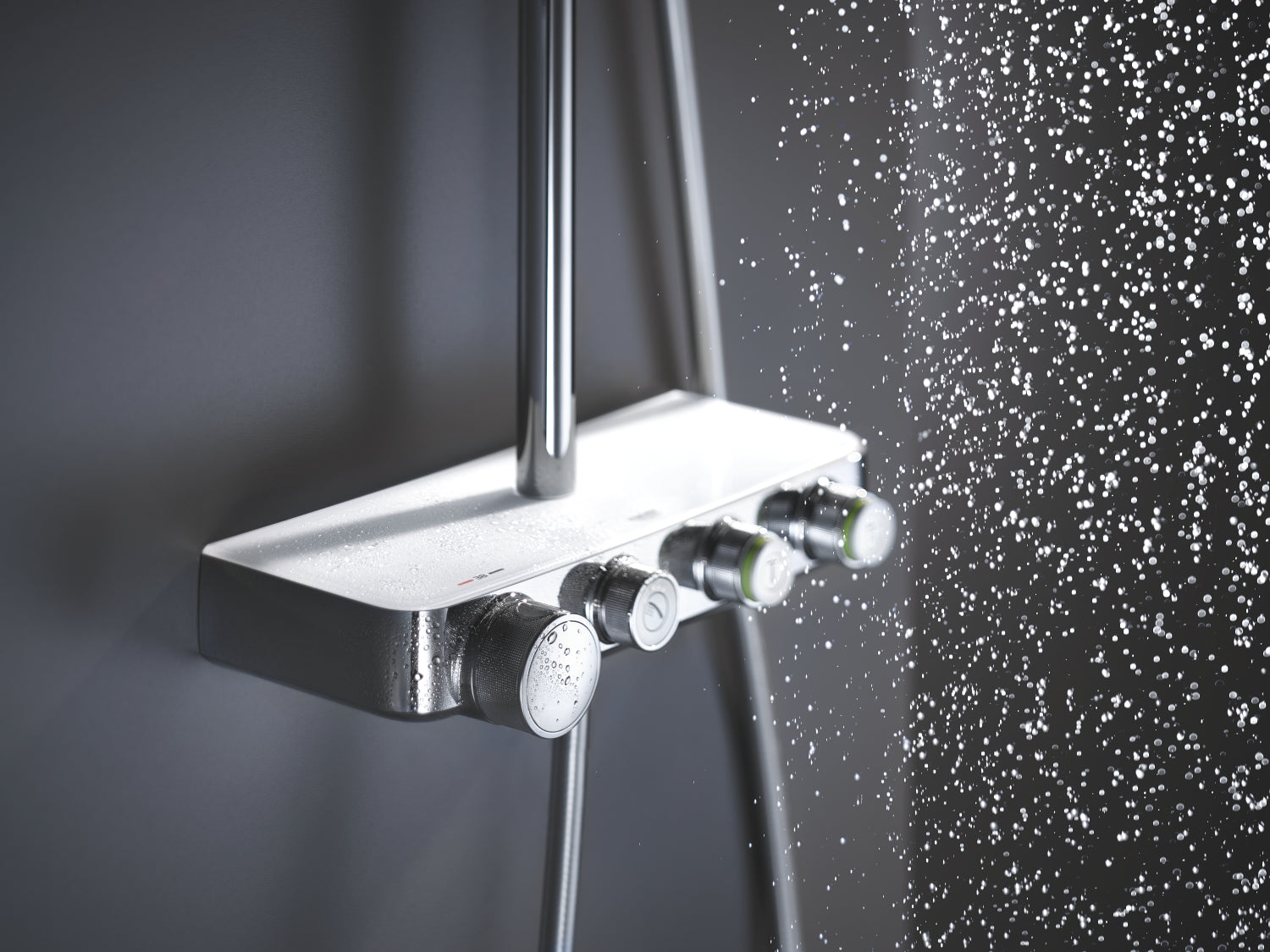 Montert dusjsystem med termostat moon white Grohe Euphoria SmartControl i bad