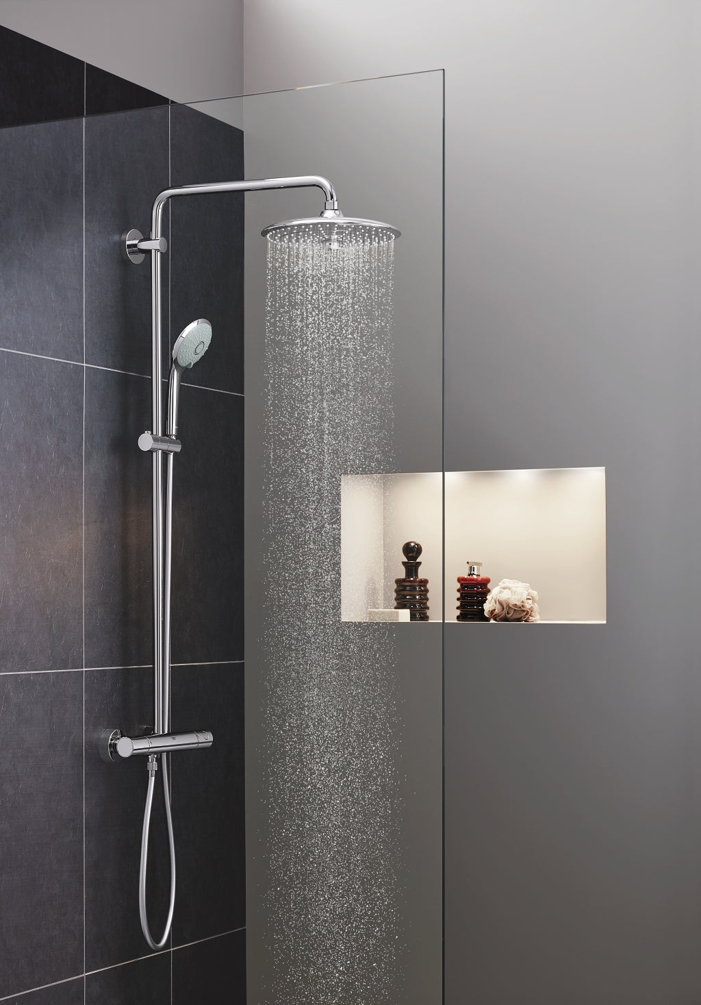 Dusjsystem med termostat veggmontert krom Grohe Euphoria detalj av hånddusj