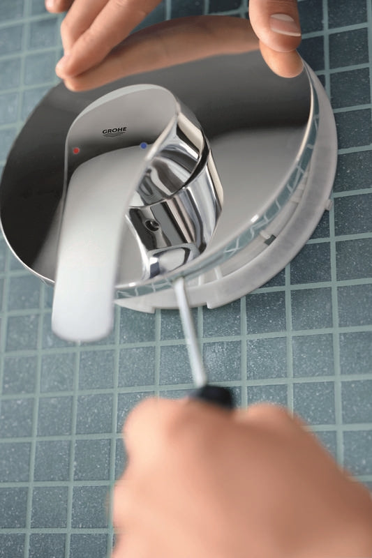 Innbyggings dusjbatteri ettgreps krom Grohe Eurosmart nærbilde av kromfinish