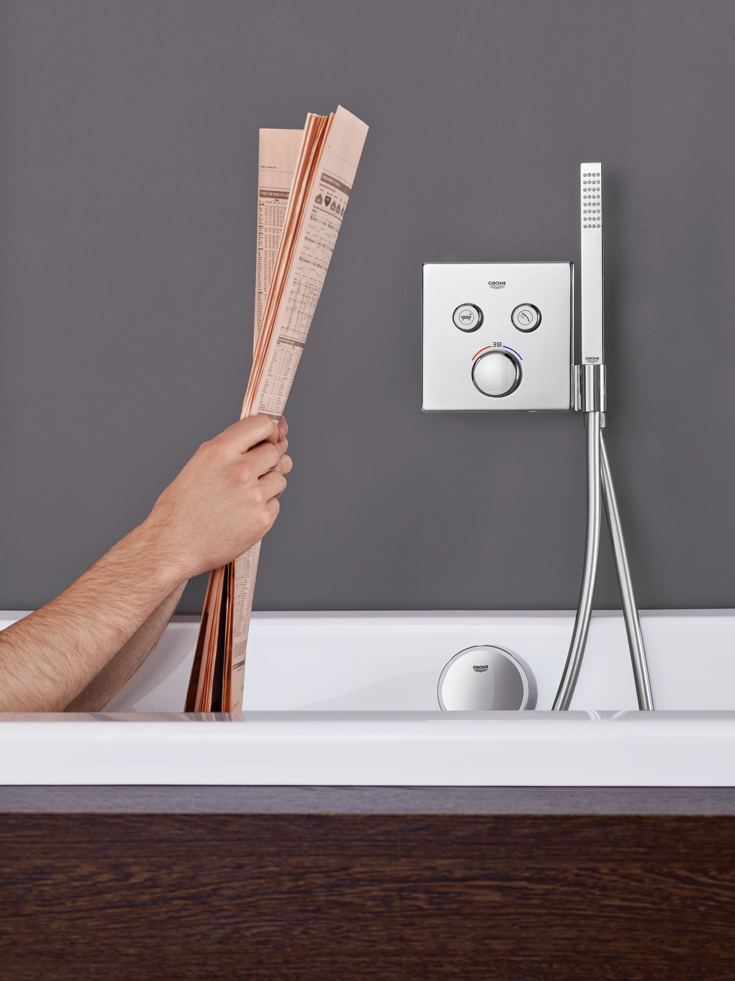 Nærbilde av termostat og dusjholder Innbyggings termostat 2-veis med dusjholder krom Grohe SmartControl