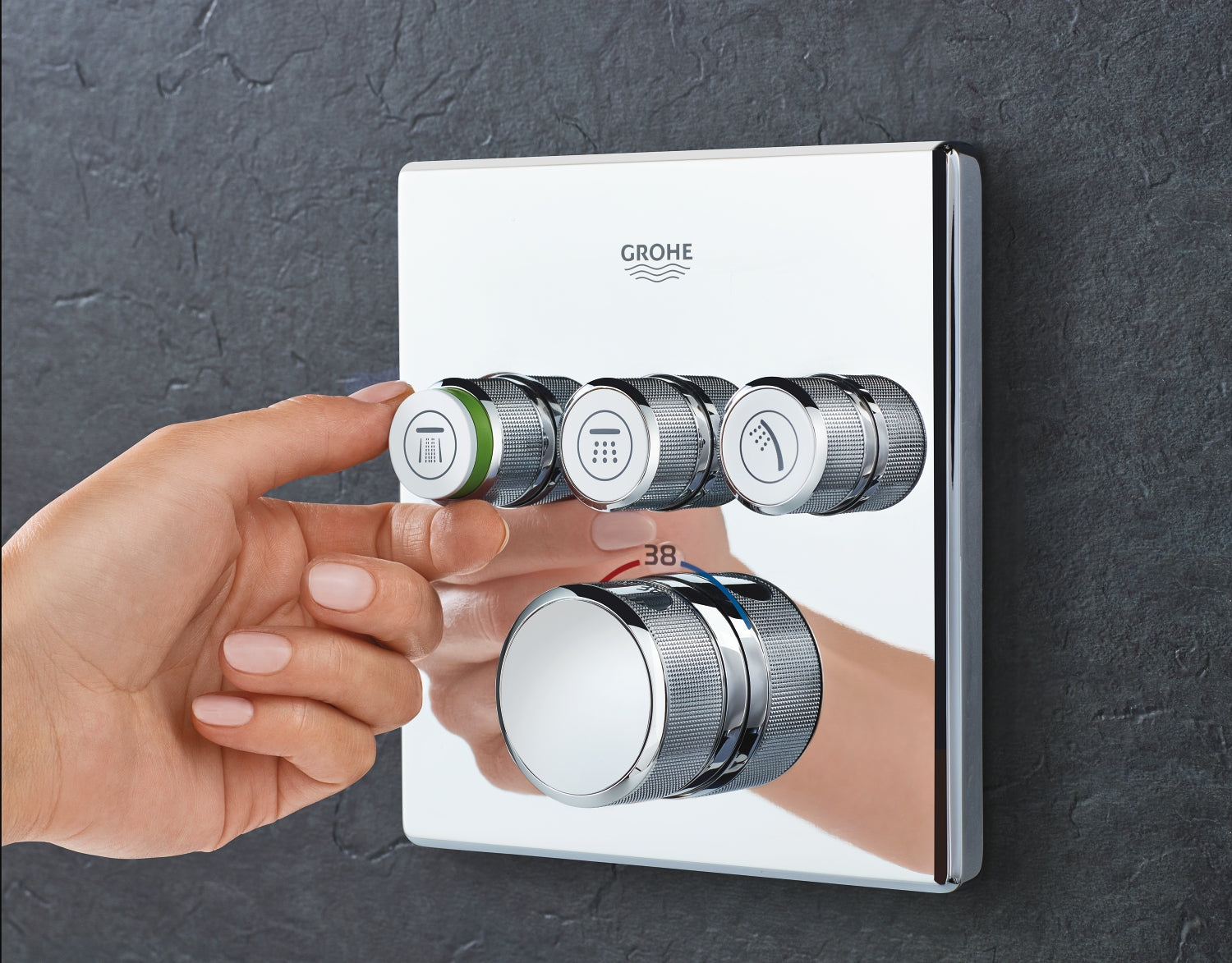 Nærbilde av kromfinish på Innbyggings termostat tre uttak krom Grohe
