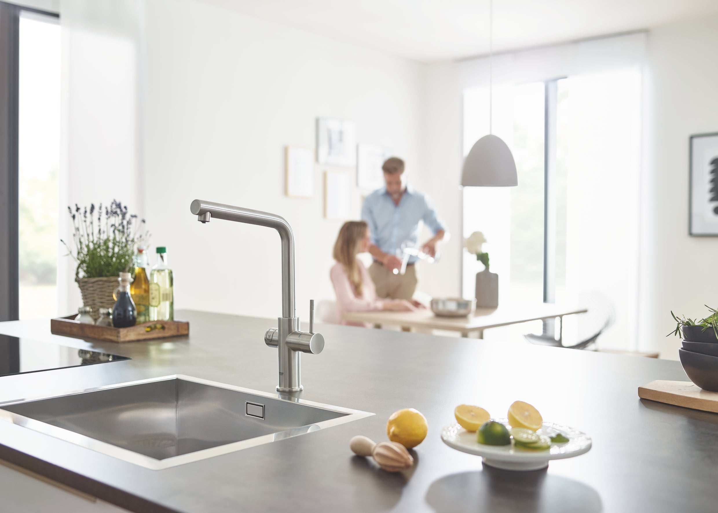 Montert Kjøkkenbatteri børstet varm solnedgang L-tut Grohe Blue Home på kjøkkenvask