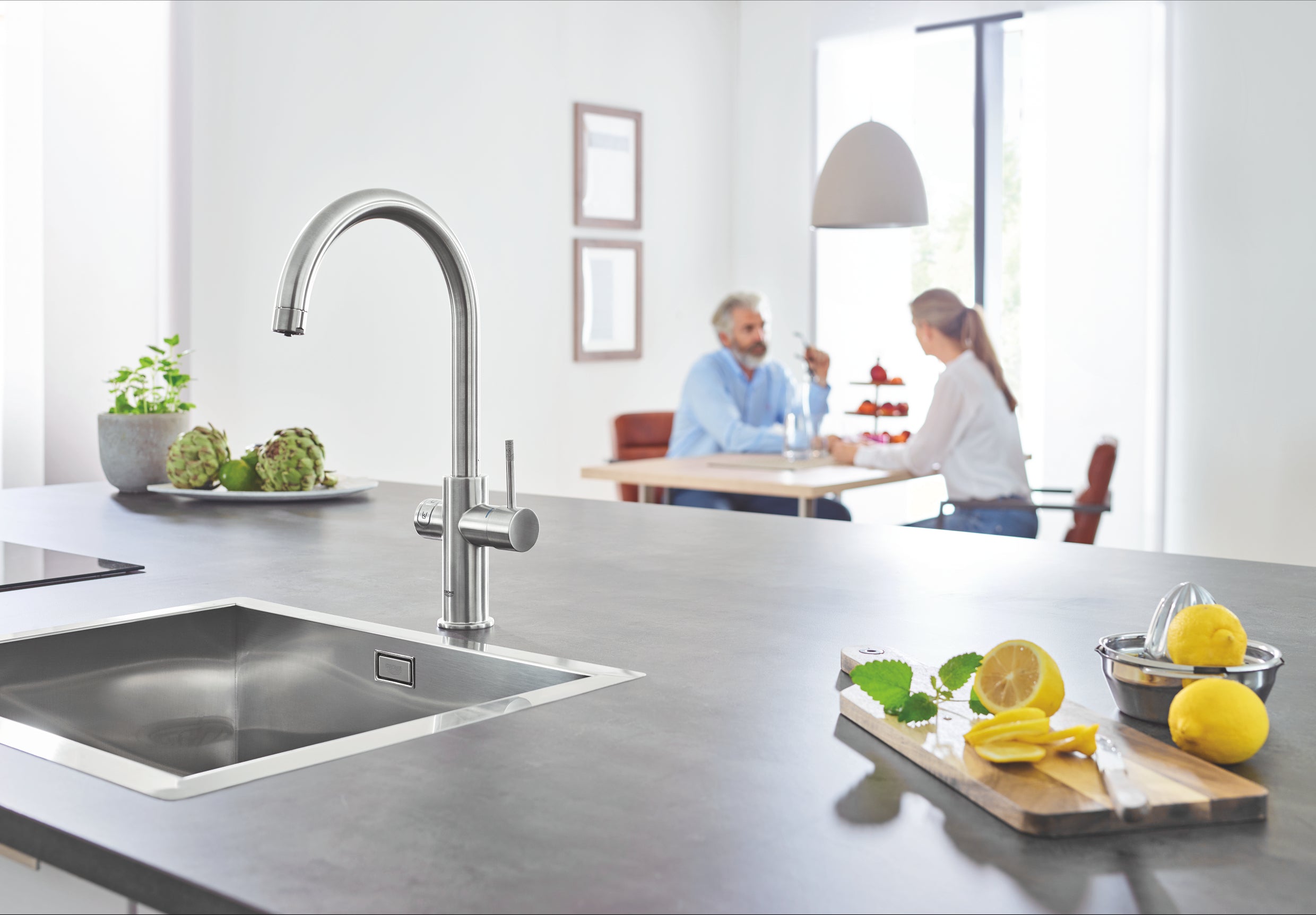 Montert Kjøkkenbatteri C-tut børstet stål Grohe Blue Home på kjøkken