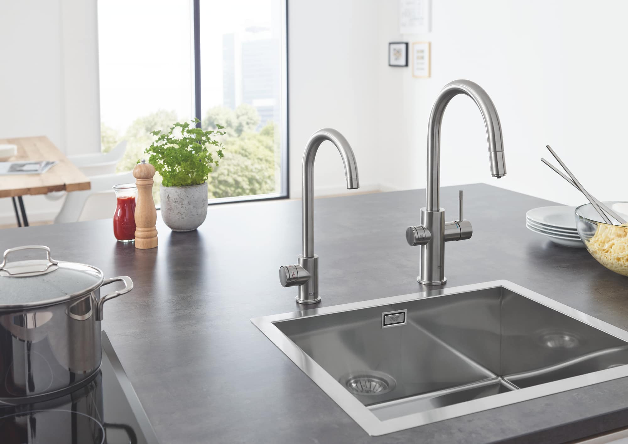 Kjøkkenbatteri C-tut matt svart Grohe Blue Home detalj av tut