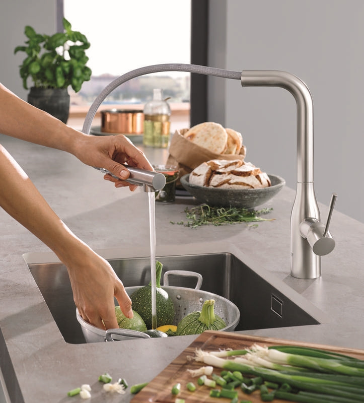 Detalj av tut på Kjøkkenbatteri ettgreps hard graphite - Grohe Essence