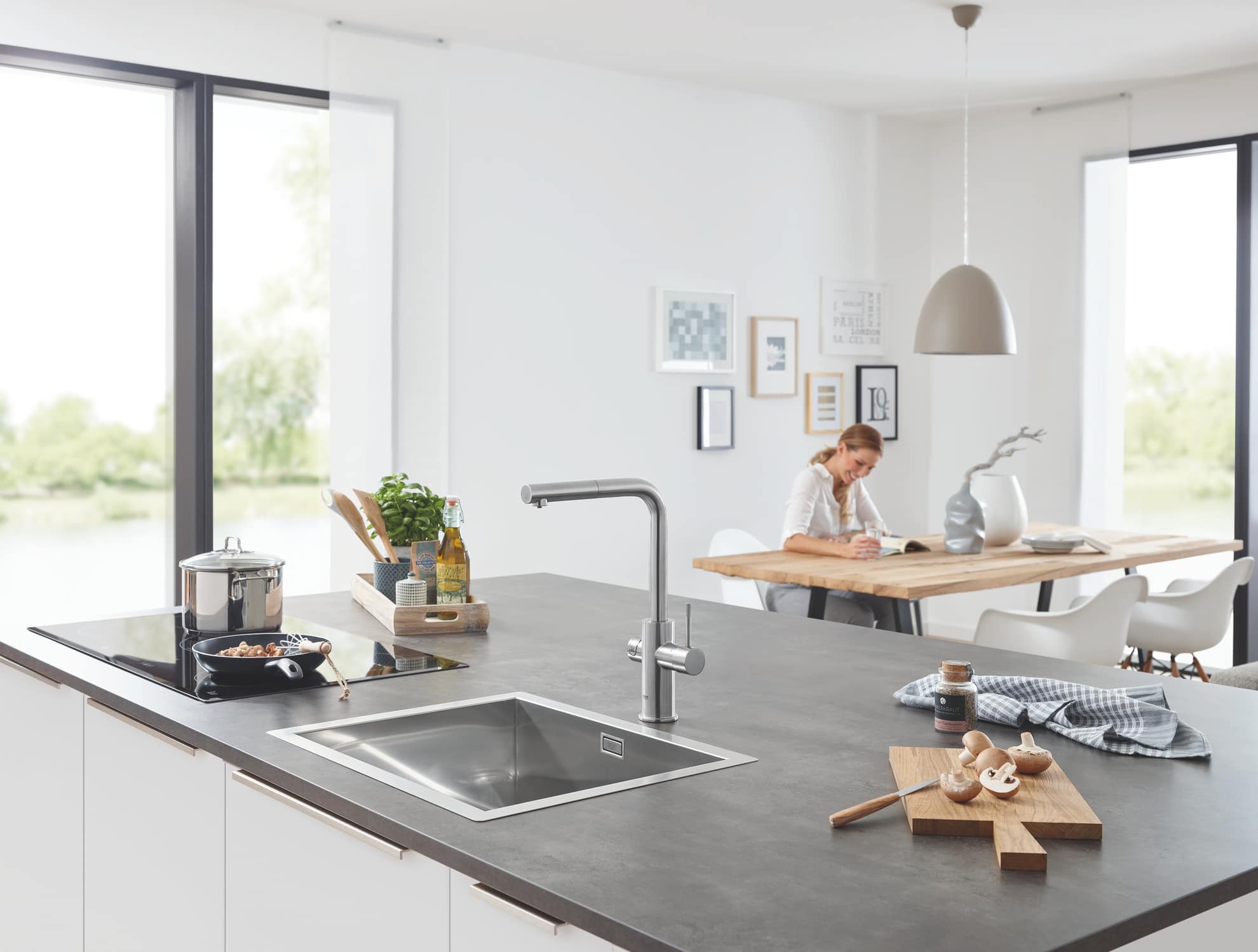 Kjøkkenbatteri med filtrert vann matt svart Grohe Blue Home visning av filter og kjøleenhet