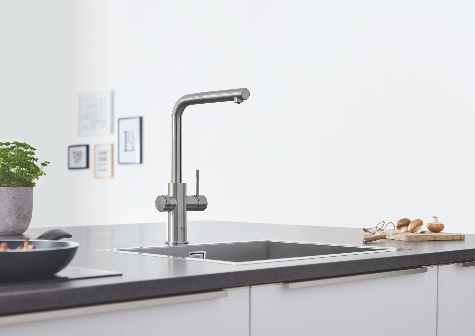 Kjøkkenbatteri med filtrert vann matt svart Grohe Blue Home med LED-lys