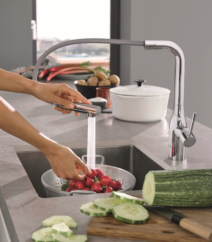 Detalj av tut på Kjøkkenbatteri krom uttrekkbar tut Grohe Essence