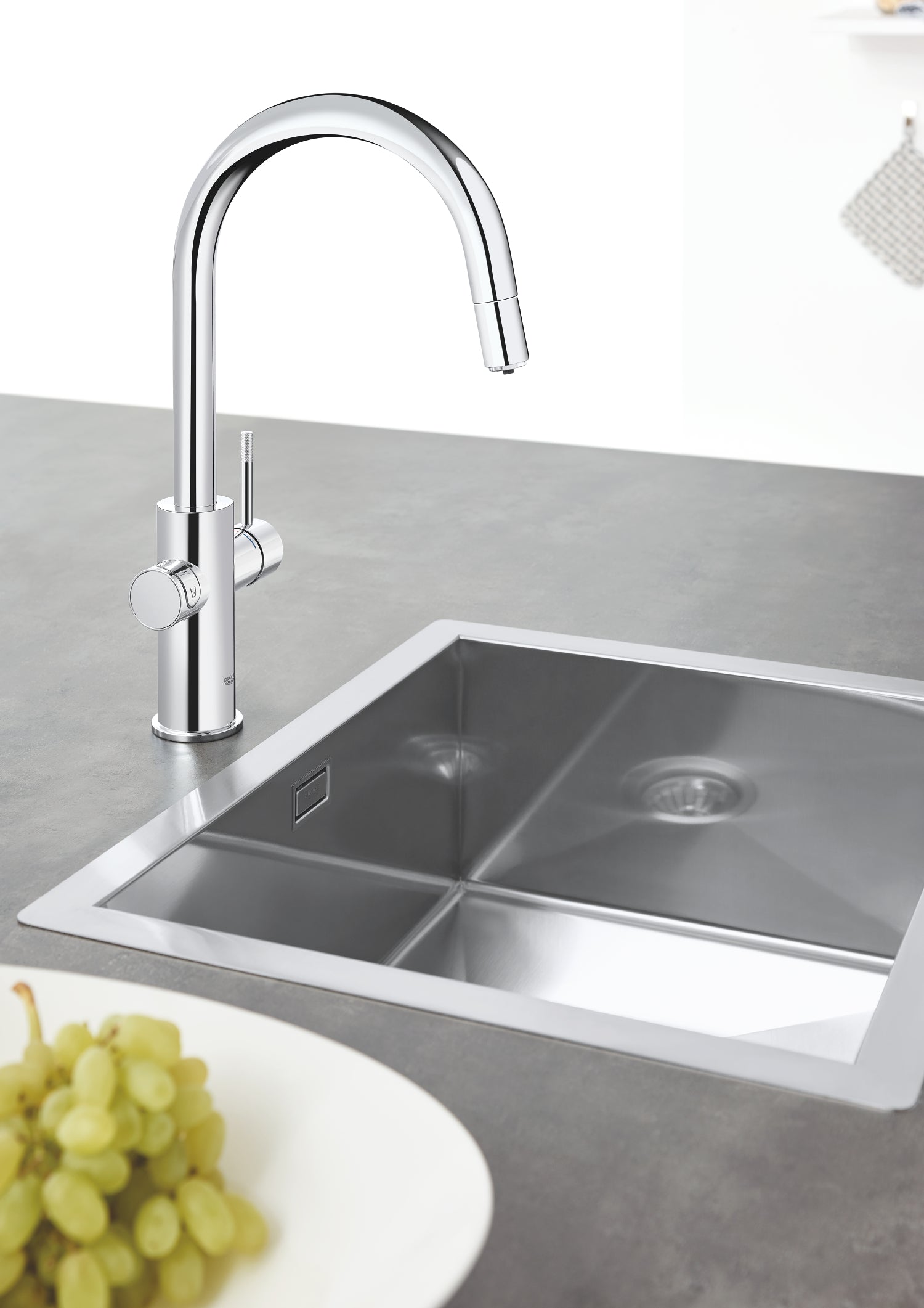 Detalj av C-tut på kjøkkenbatteri med filter krom Grohe Blue Home