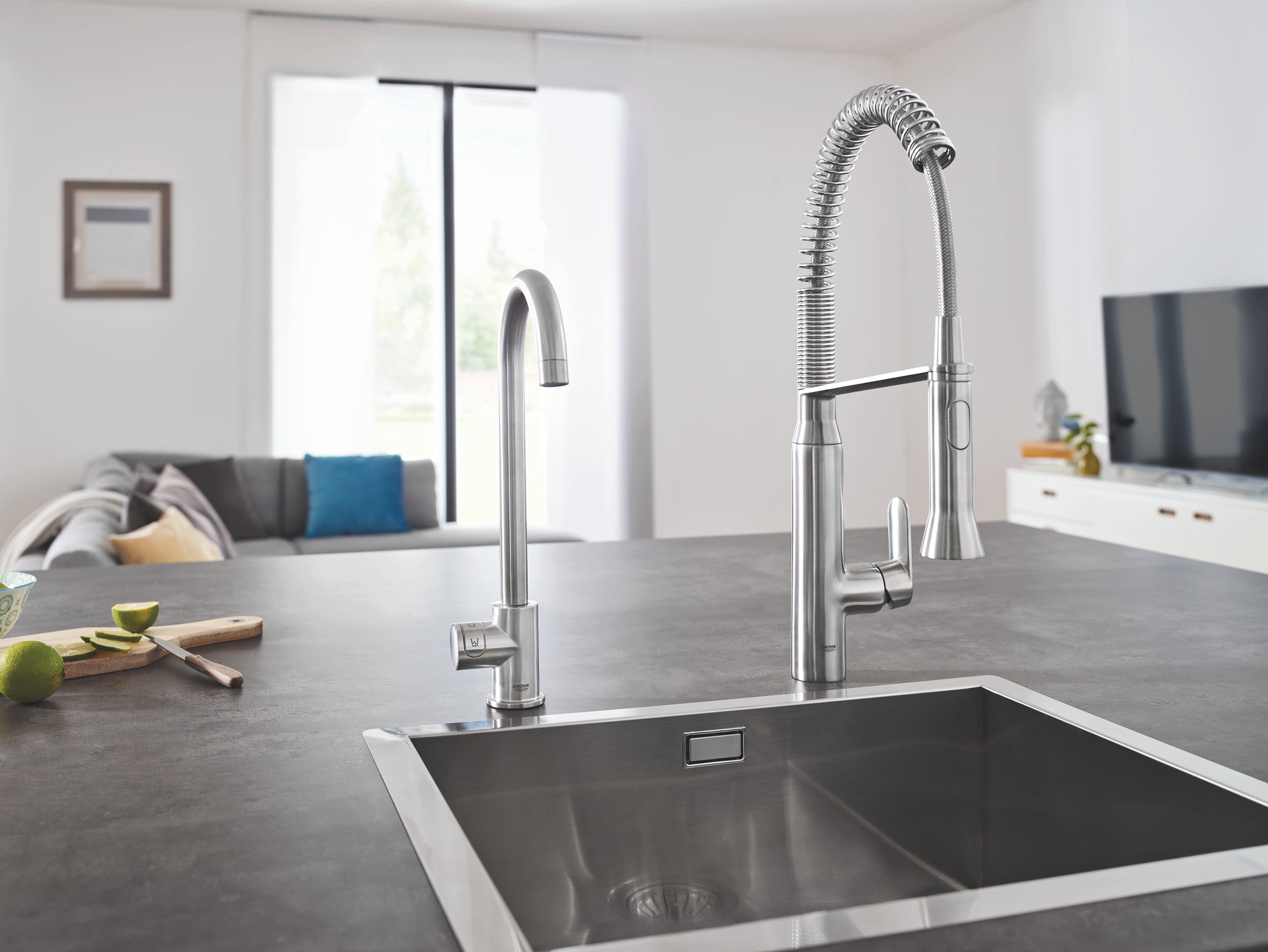 Montert Kjøkkenbatteri mono supersteel Grohe Blue Home i kjøkken
