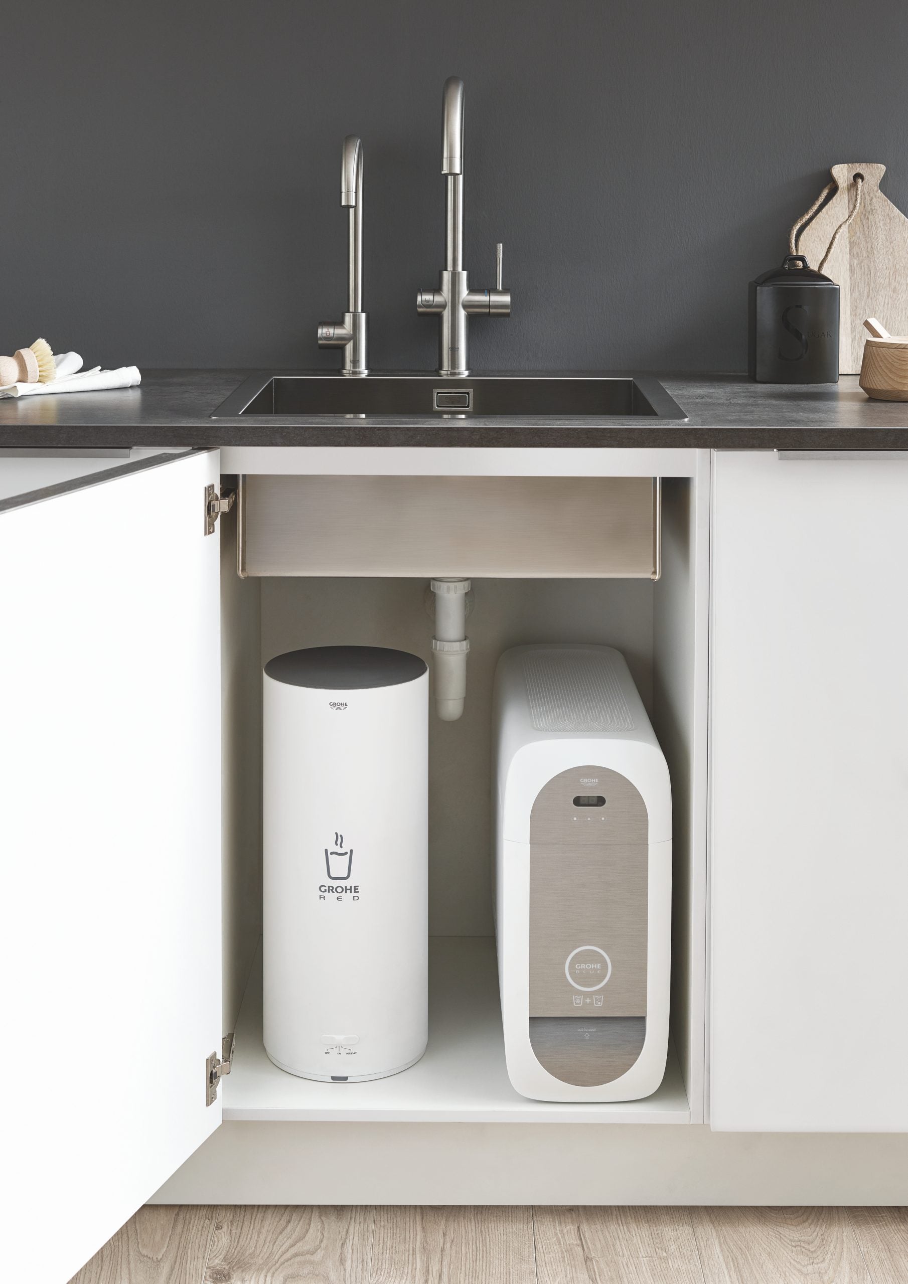 Nærbilde av håndtak og tut på Kjøkkenbatteri mono supersteel Grohe Blue Home