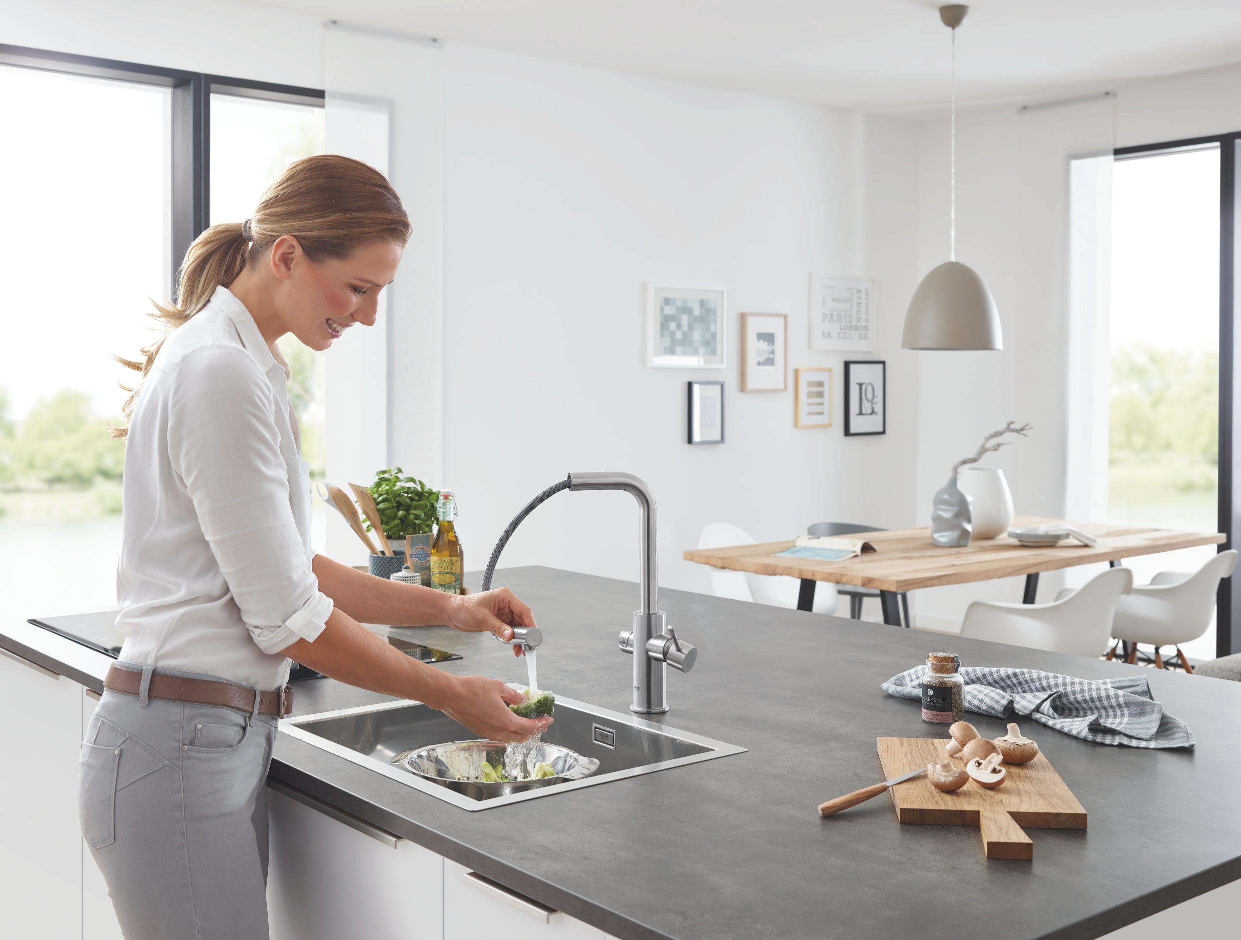 Kjøkkenbatteri rustfritt stål L-tut Grohe Blue Home nærbilde av håndtak