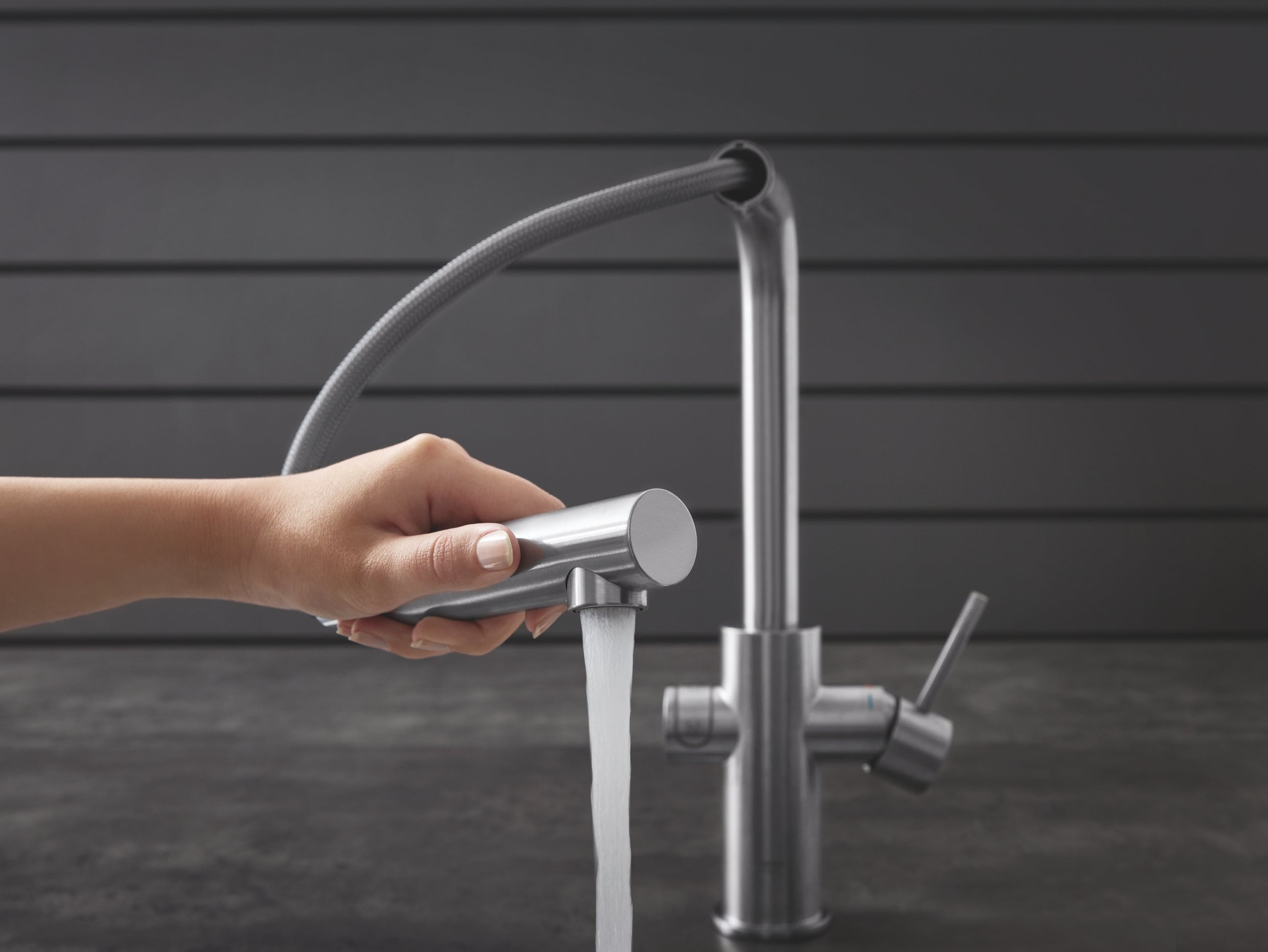 Kjøkkenbatteri rustfritt stål L-tut Grohe Blue Home detalj av filter