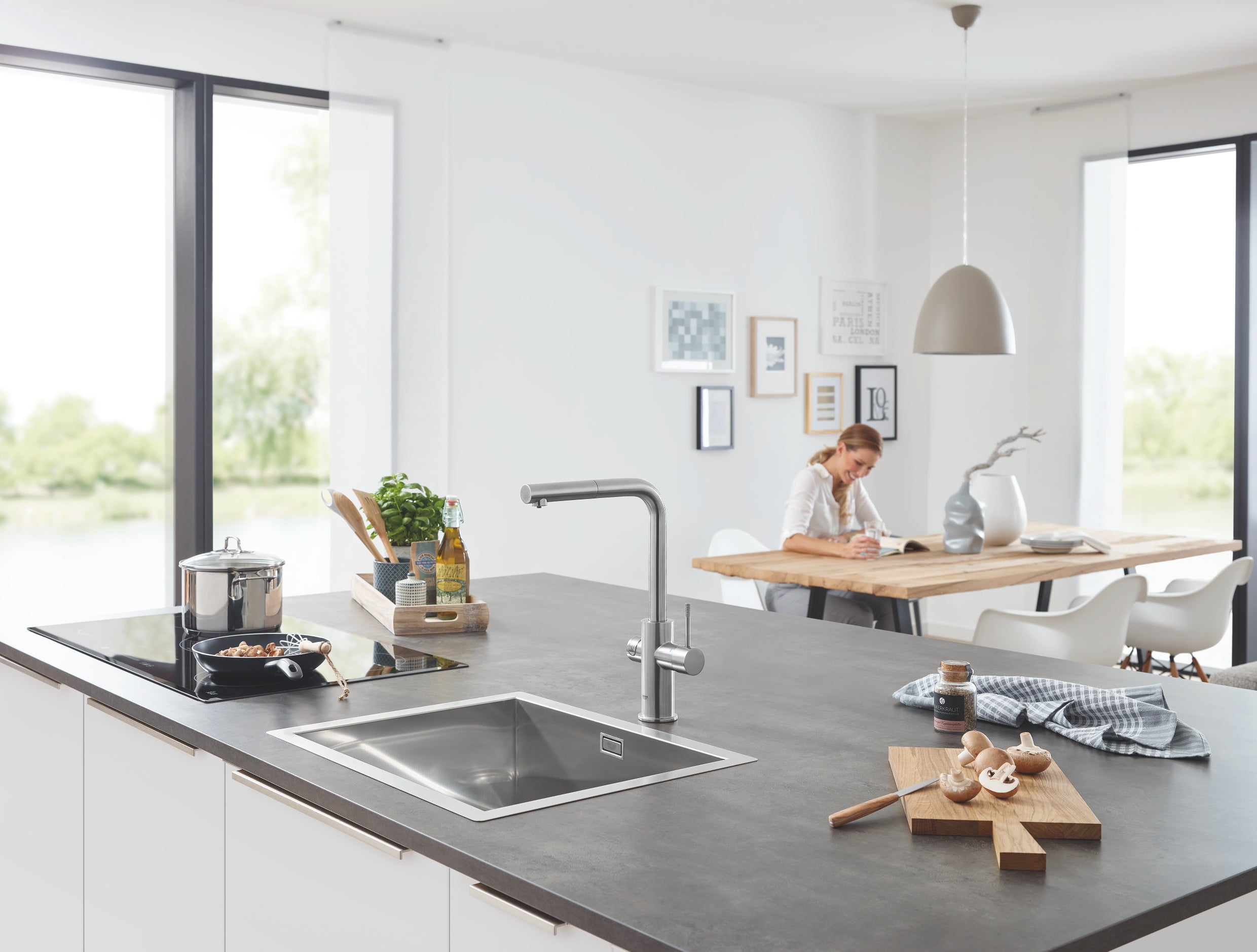 Kjøkkenbatteri rustfritt stål L-tut Grohe Blue Home montert på kjøkken