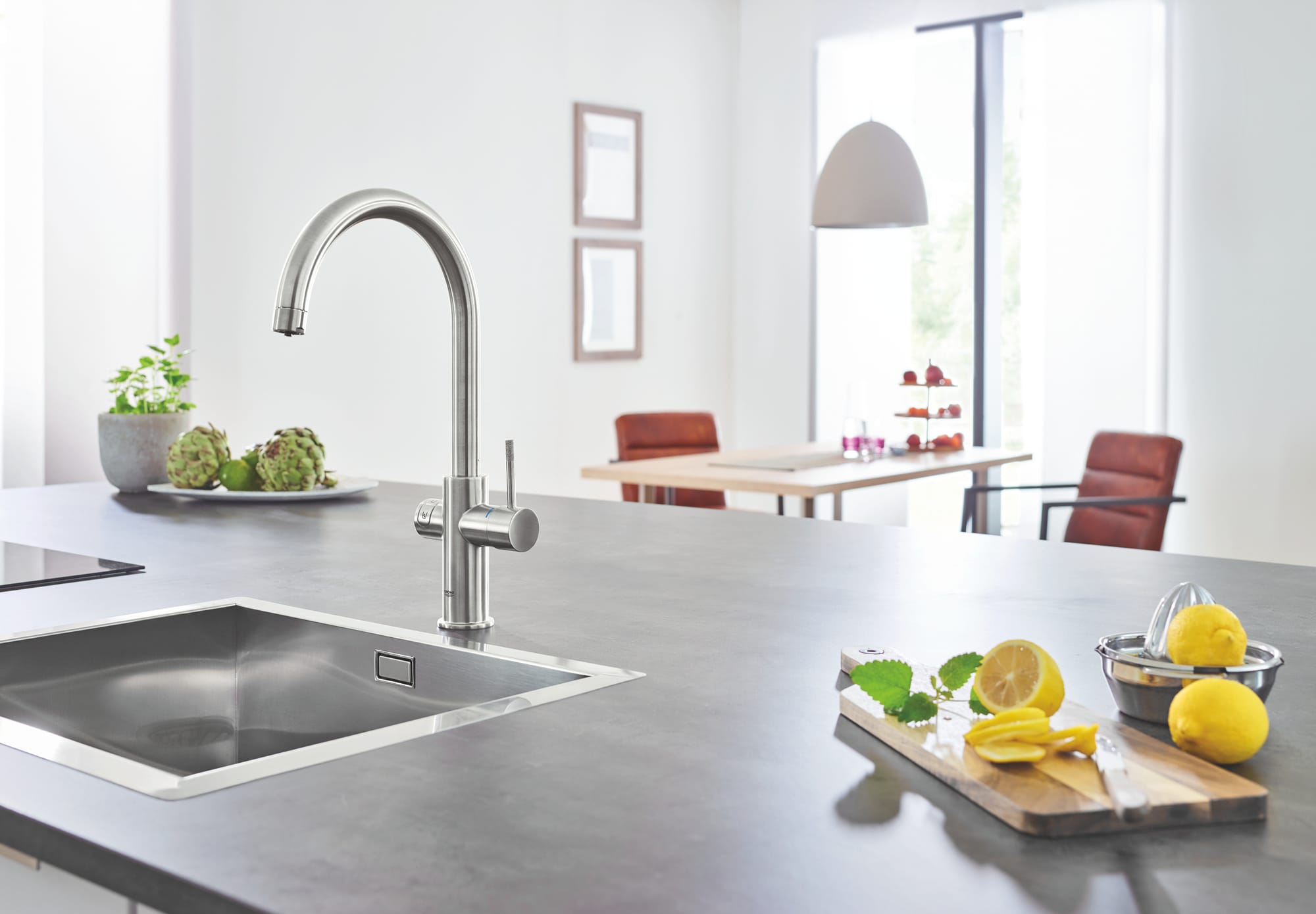 Montert Kjøkkenbatteri startsett C-tut matt svart Grohe Blue Home i kjøkken