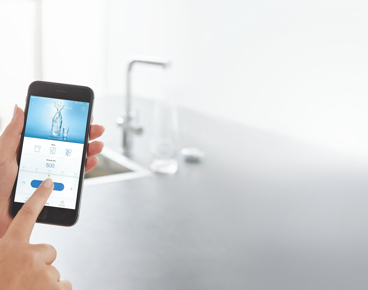 Kjøkkenbatteri startsett L-tut krom Grohe Blue Home montert på kjøkken