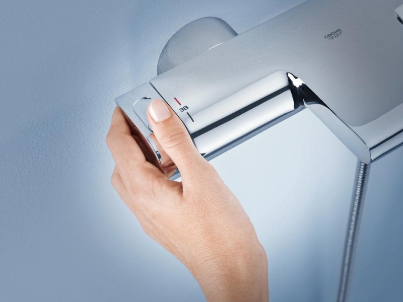 Nærbilde av håndtak og kromfinish på Grohe Grohtherm 2000 badekarbatteri