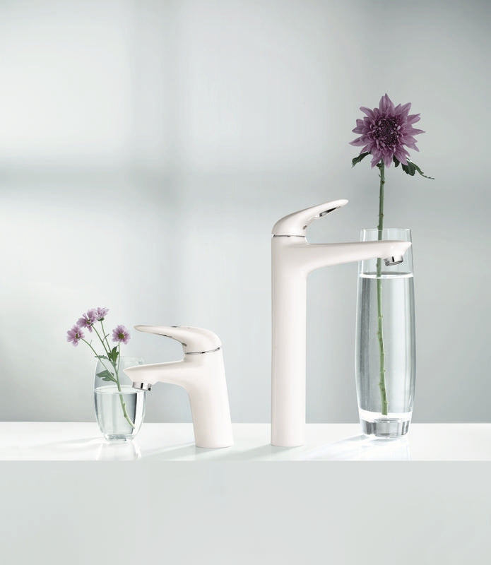 Detalj av utløp på servantbatteri høy hvit Grohe Eurostyle Moon White
