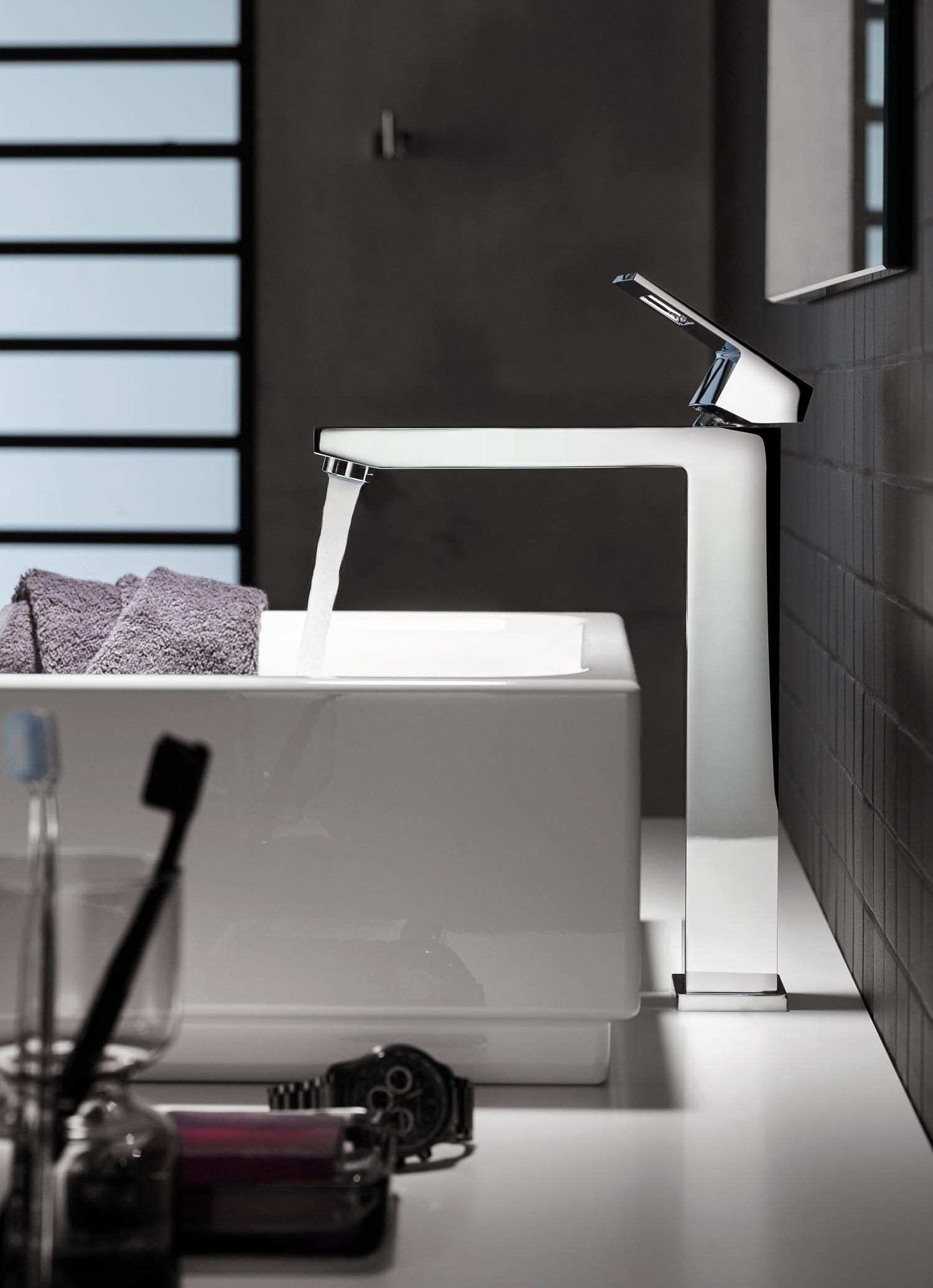 Nærbilde av kromfinish på servantbatteri høy Grohe Eurocube
