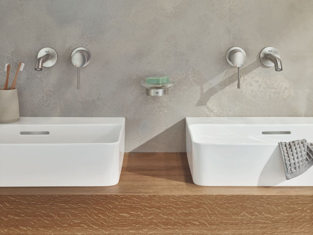 Montert ettgreps servantbatteri innbyggings Grohe Essence børstet stål på bad
