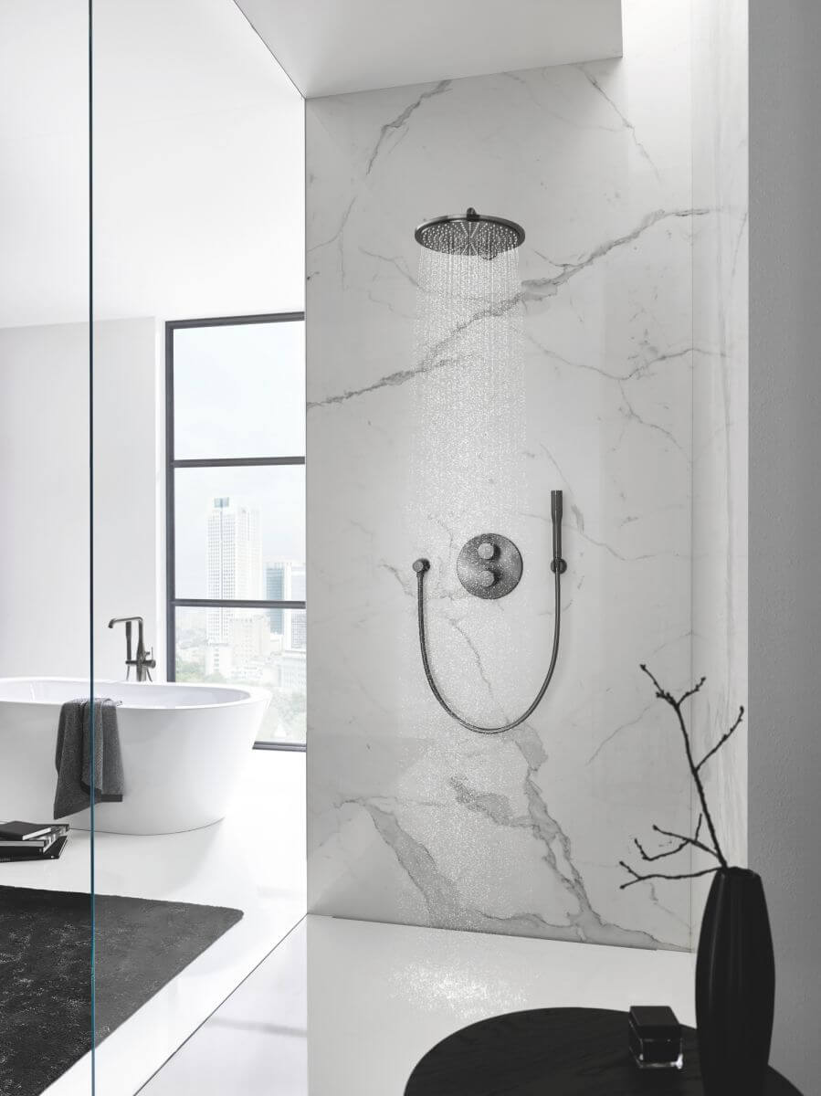 Takdusj med arm i børstet hard grafitt Grohe Rainshower Cosmopolitan nærbilde av overflate
