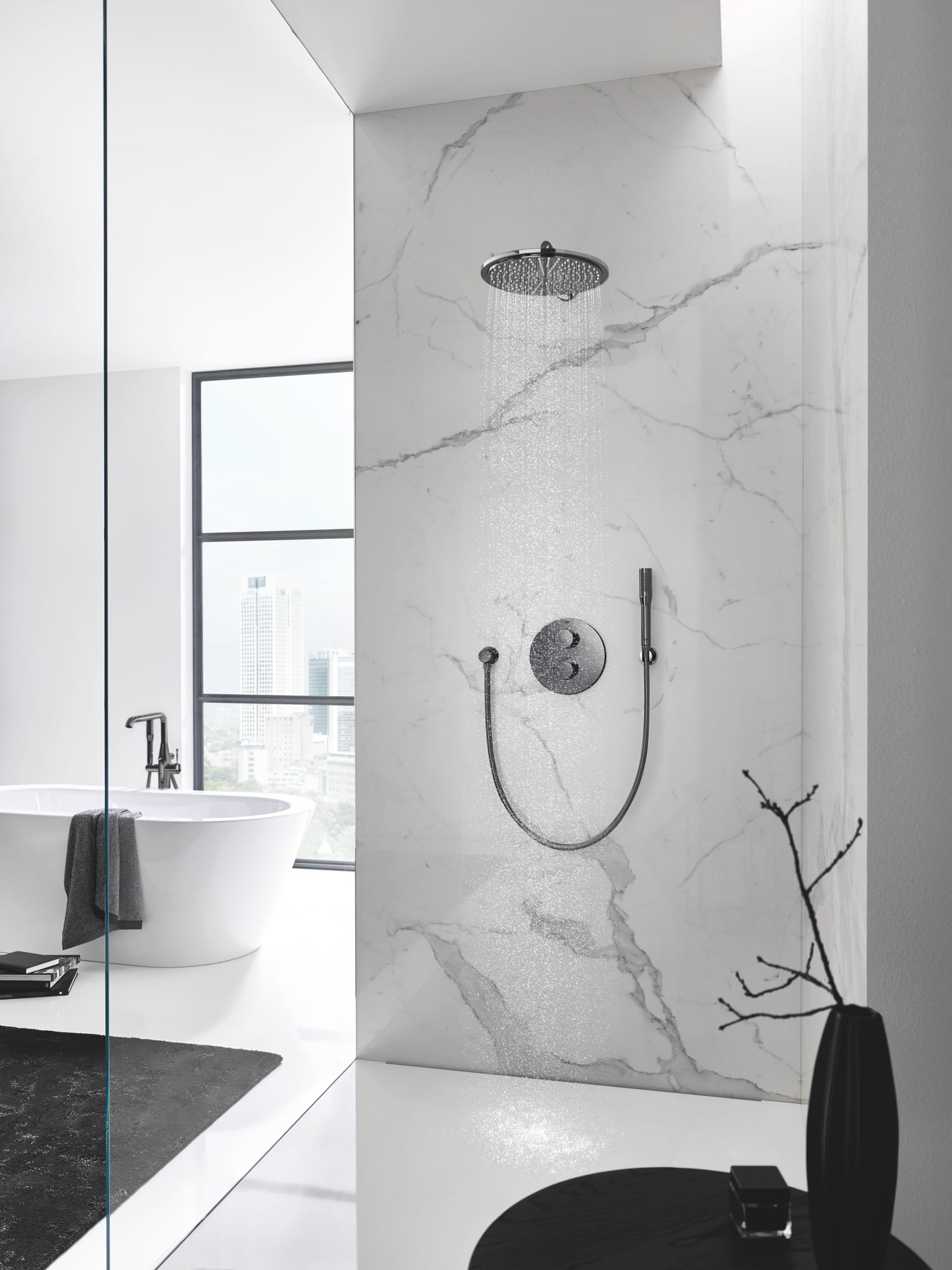 Nærbilde av Hard Graphite-finish på takdusj med arm Hard Graphite Grohe Rainshower Cosmopolitan