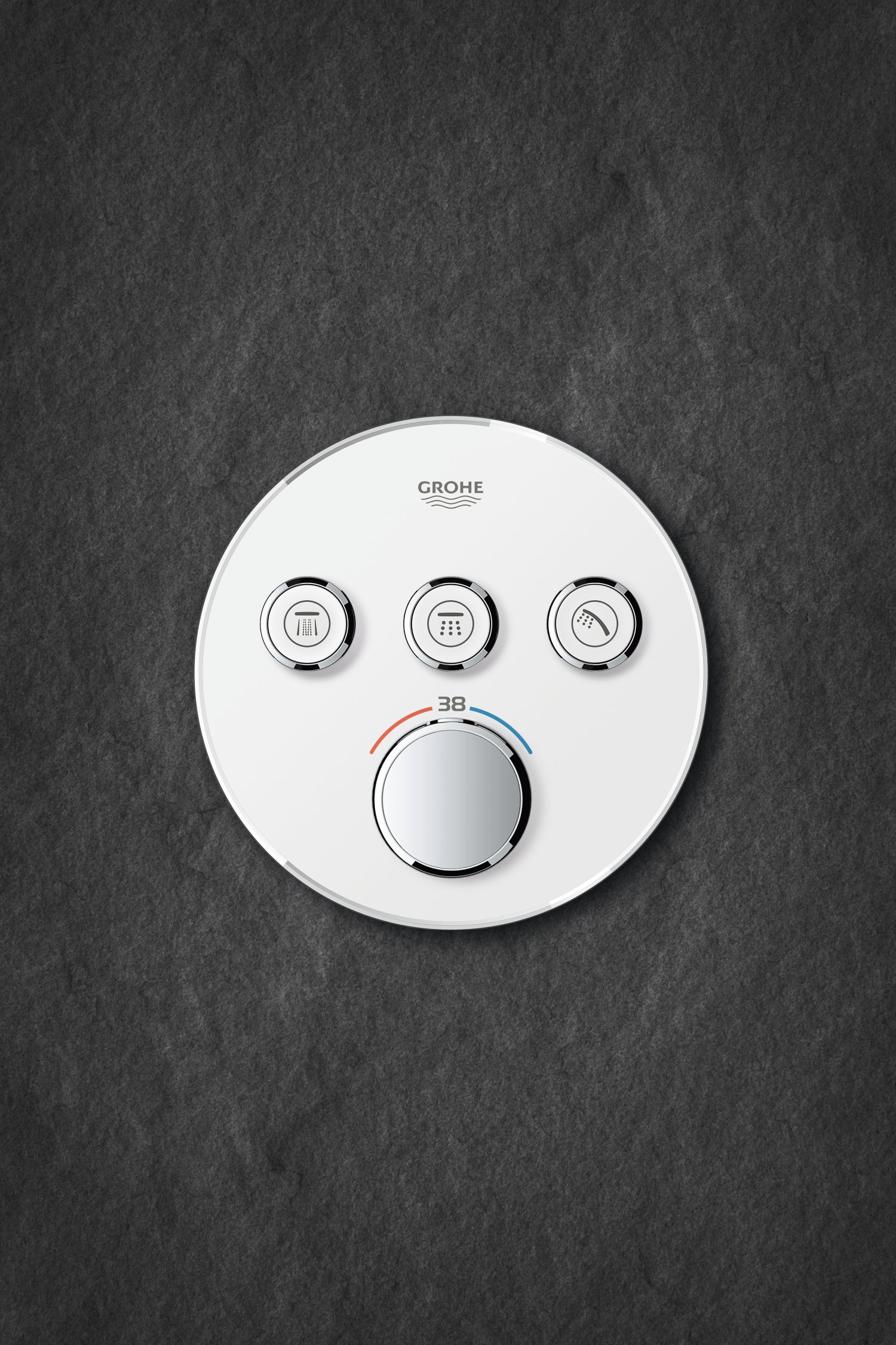 Nærbilde av kromfinish på Termostat innbyggings tre uttak Moon White